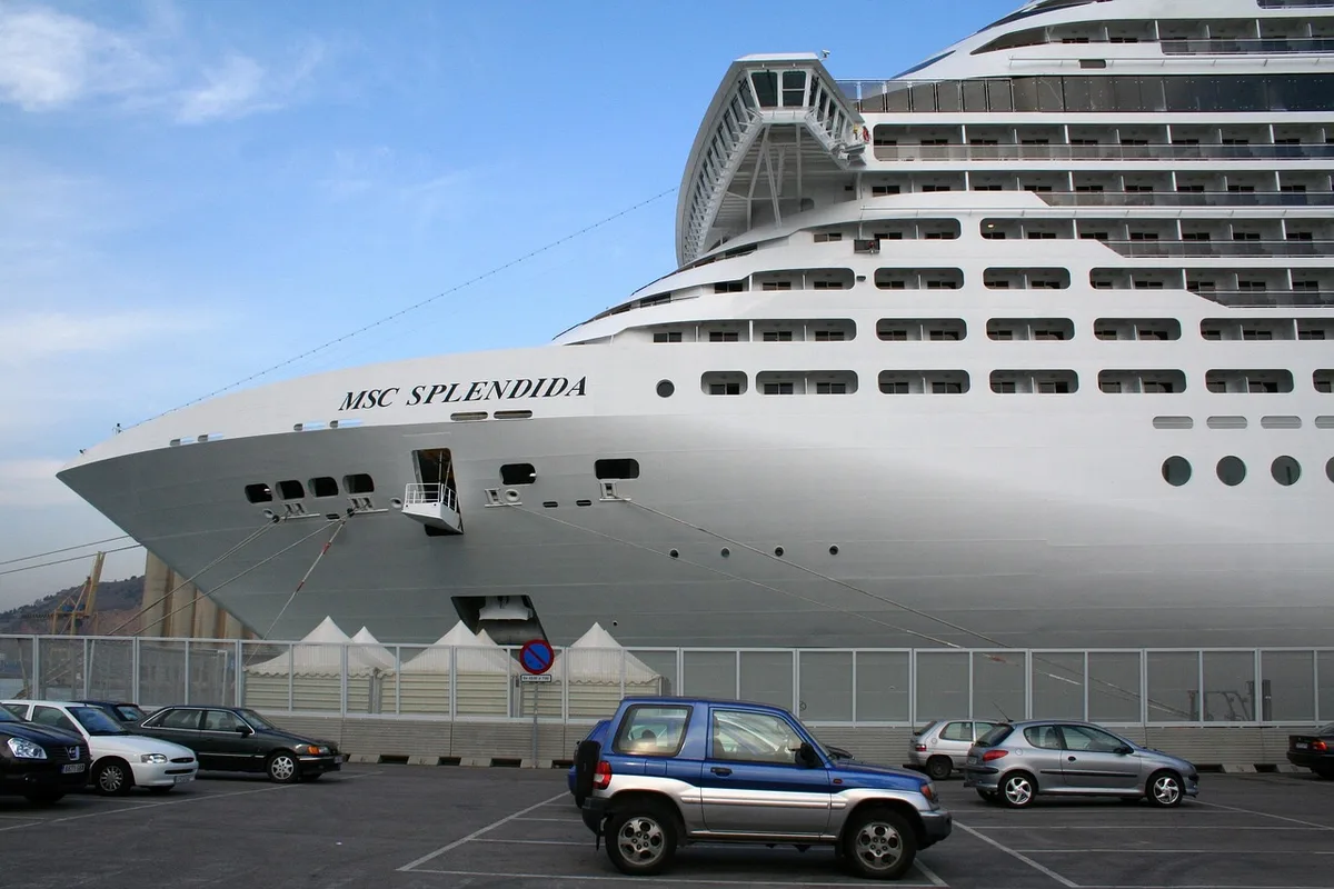Port de croisière méditerranéen avec navires modernes et embarquement de passagers