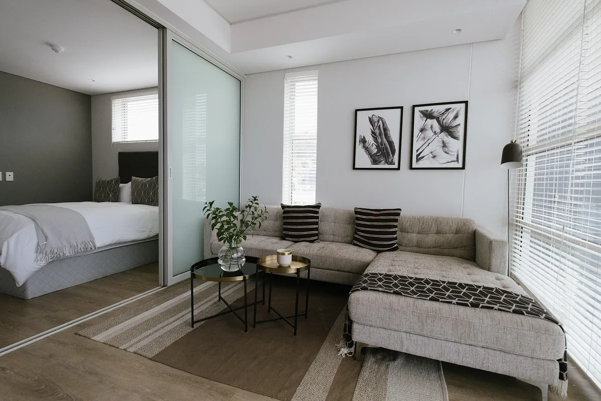 Chambre d'hôtel compacte et bien organisée typique de Tokyo