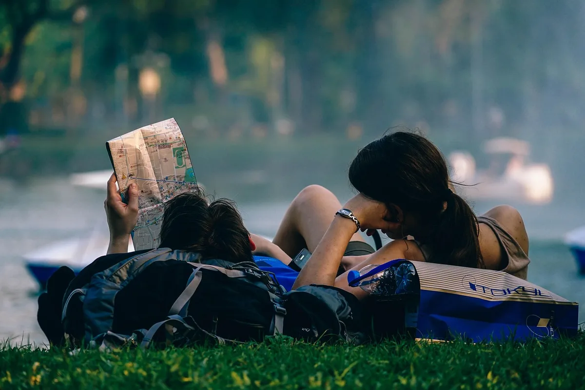Check-list de voyage sur une table avec carte et documents