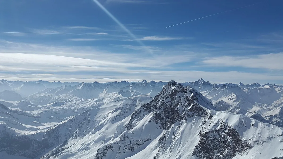 Équipement de randonnée sur un sentier montagneux escarpé avec rochers