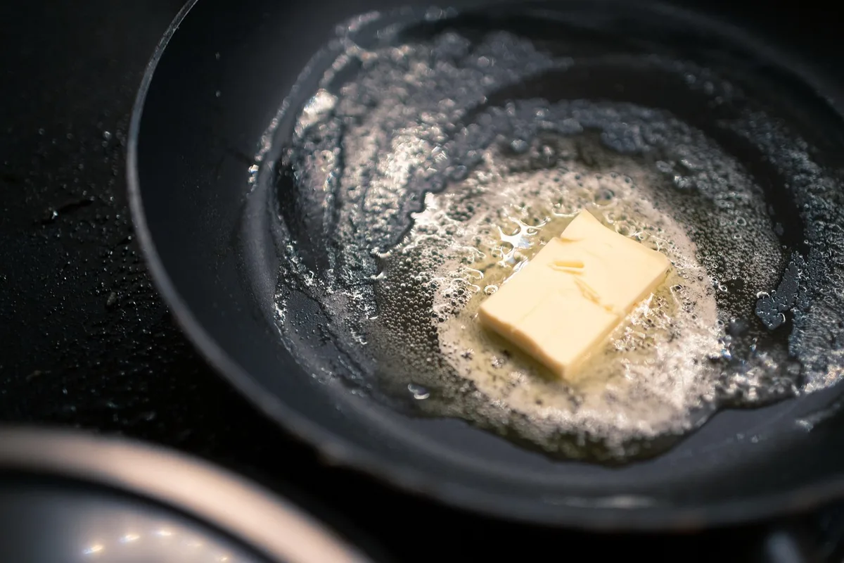 Intérieur de cuisine de montagne avec un bol et des ustensiles traditionnels