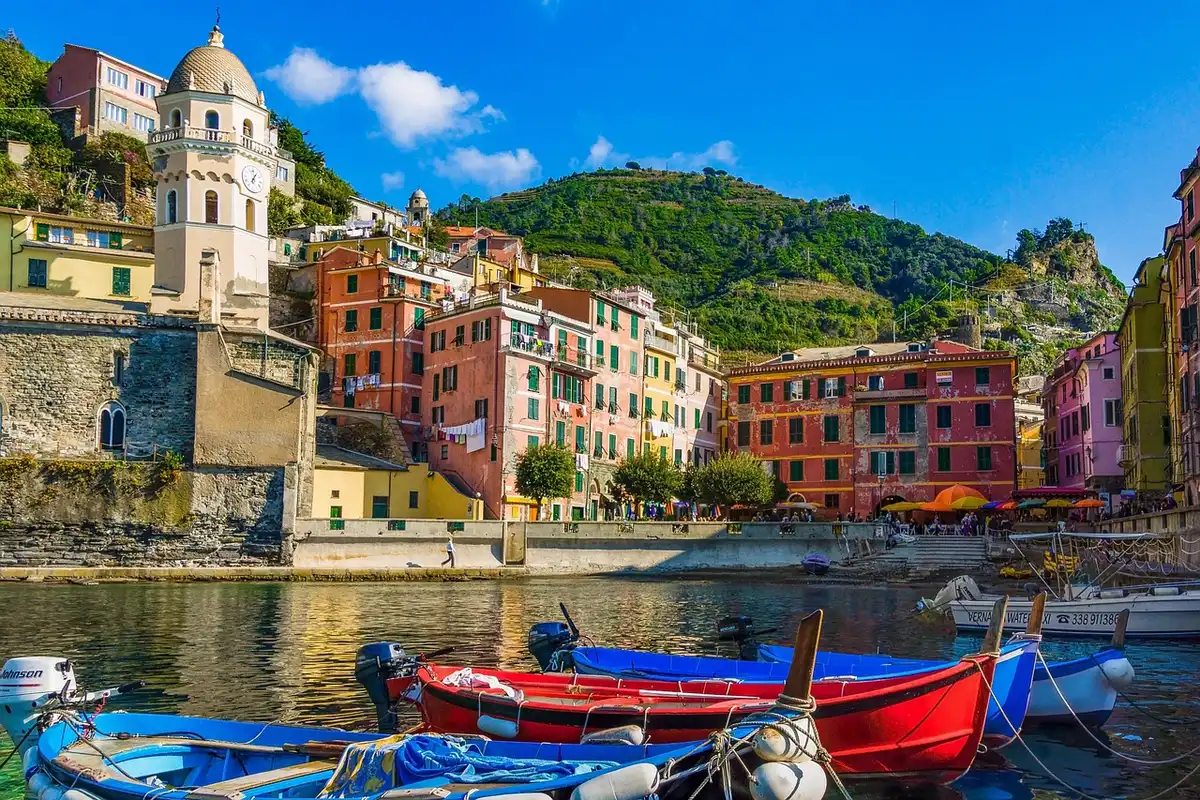 Façades colorées d'un village côtier méditerranéen avec port pittoresque