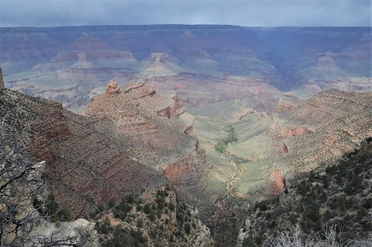 Point de vue en plein jour sur les strates du Grand Canyon
