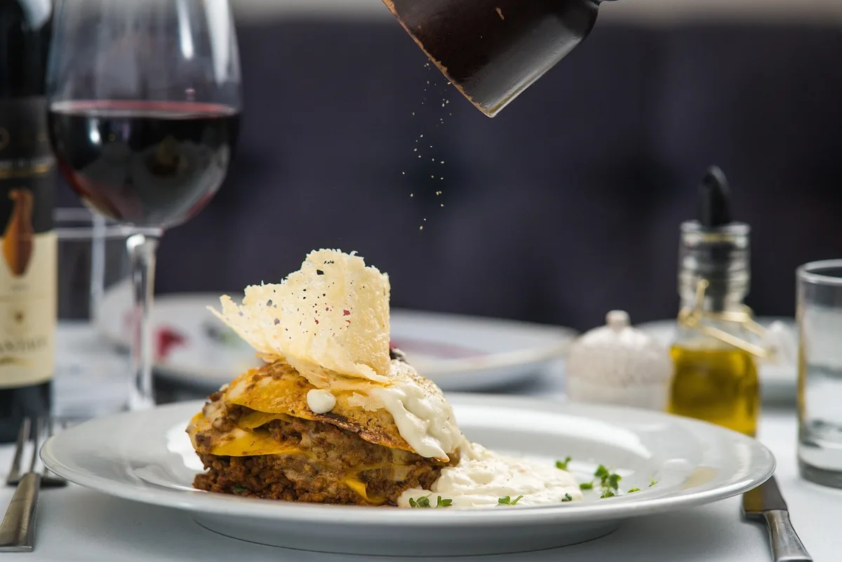 Restaurant gastronomique à bord d'un navire avec service raffiné et menus soignés