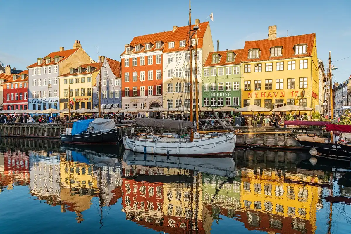 Quais animés de Copenhague en été avec terrasses et calèches