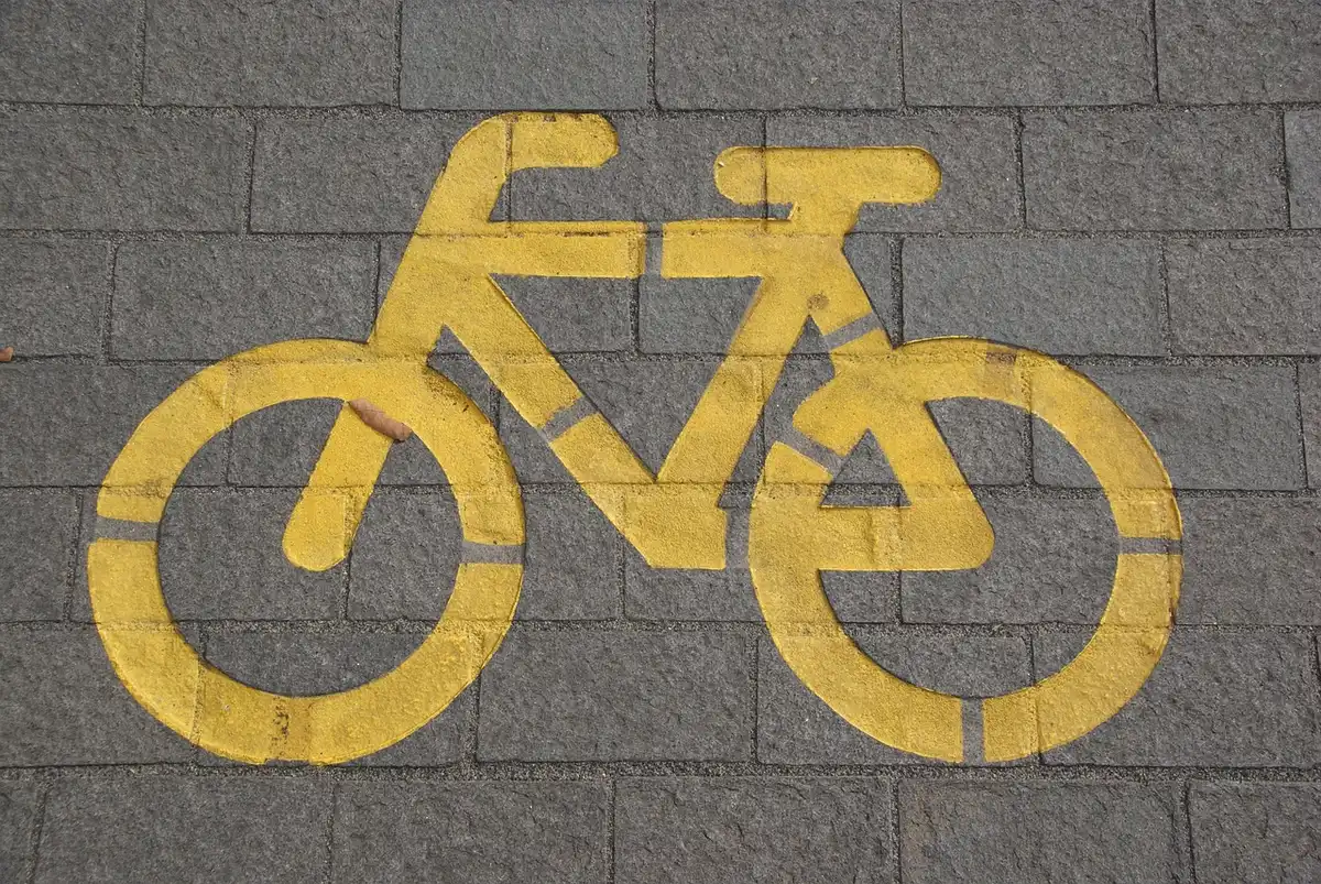 Pistes cyclables et cyclistes traversant une rue de Copenhague