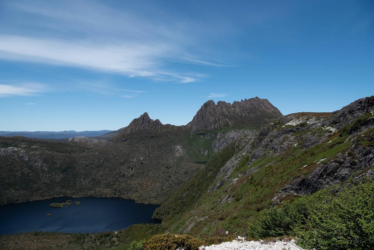 Véhicule tout‑terrain chargé et matériel de camping prêt pour la route