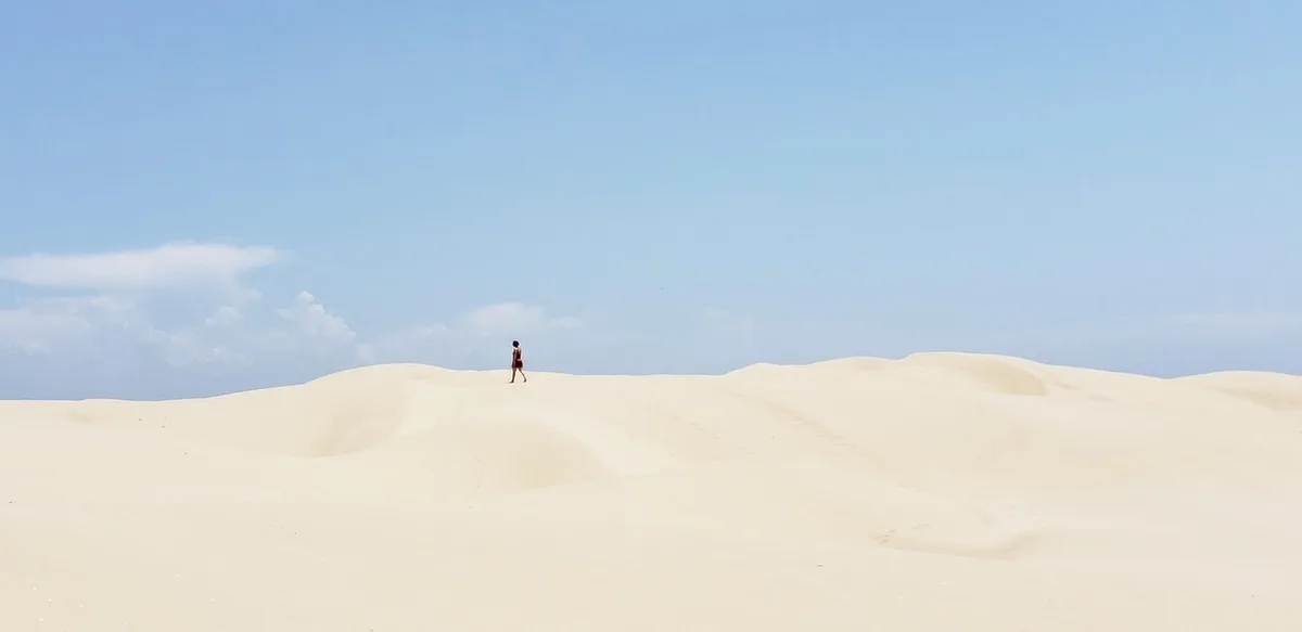 Randonneurs marchant dans du sable avec foulards et chaussures adaptées