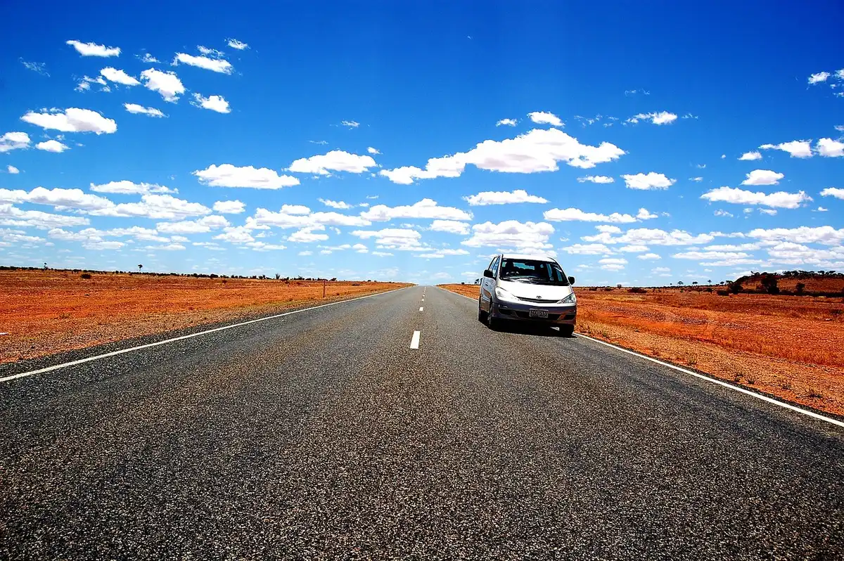 Voiture de location sur une route côtière de Tenerife avec vue sur l'océan