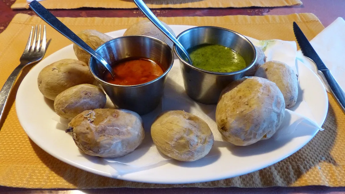 Assiette de papas arrugadas et plats traditionnels canariens servis sur une table