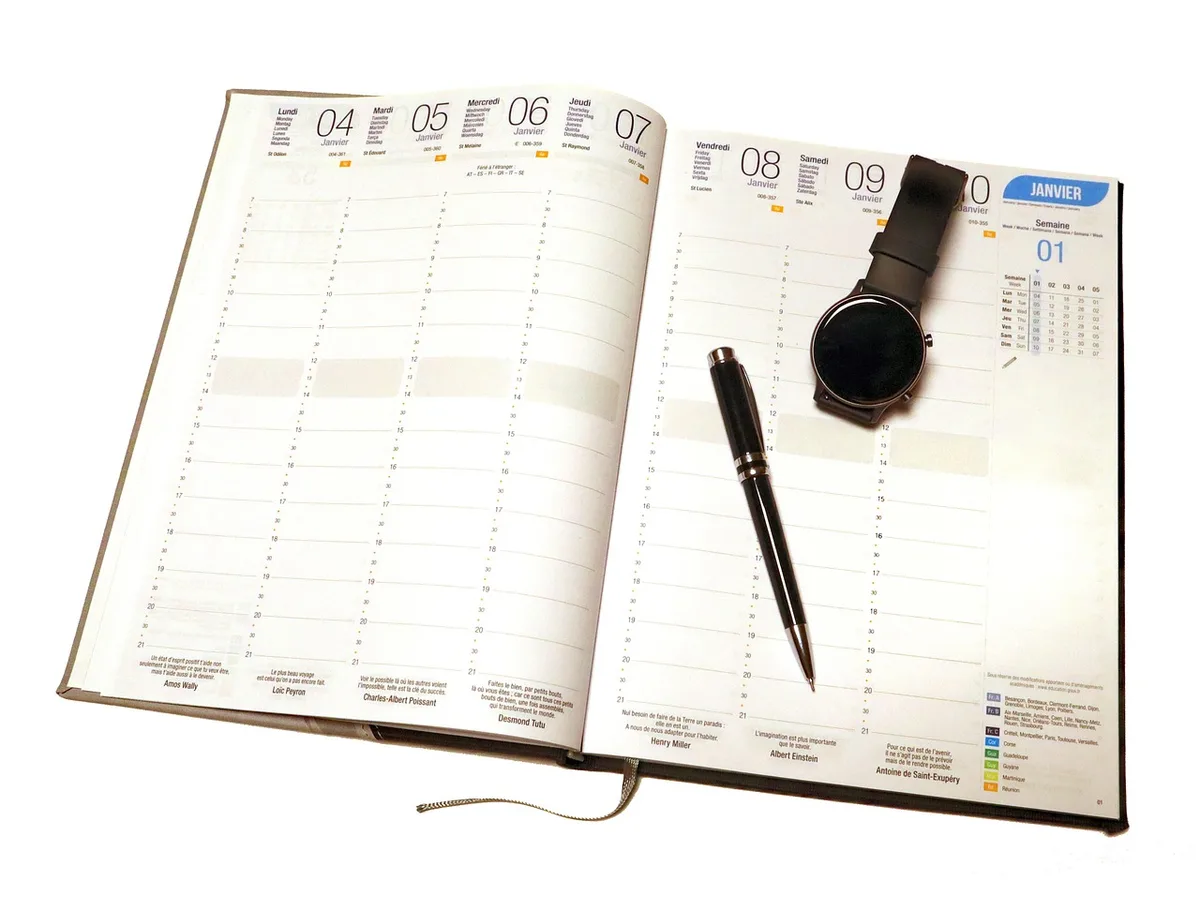 Calendrier et stylo sur une table pour planifier les dates de voyage