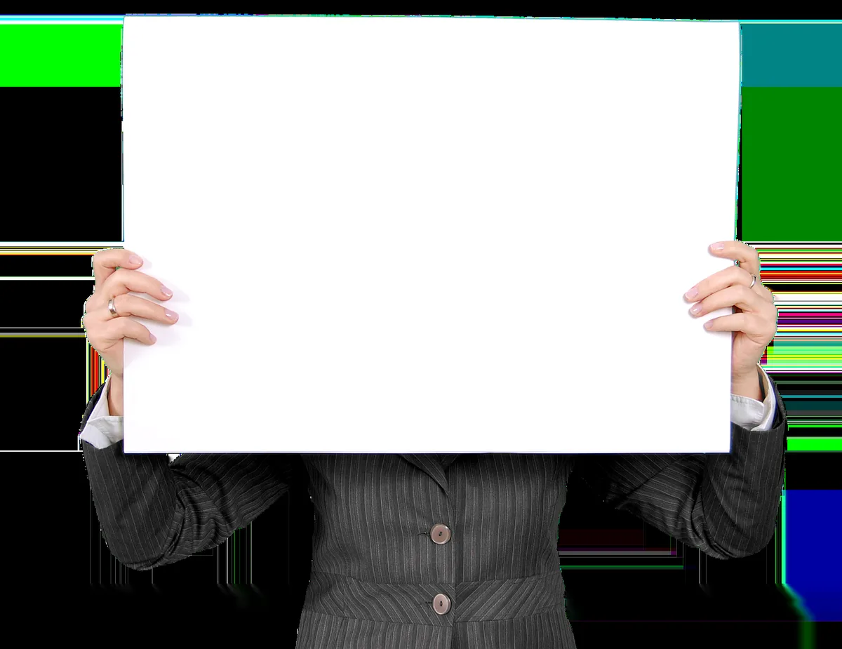 Propriétaire consultant une checklist avant de signer un contrat