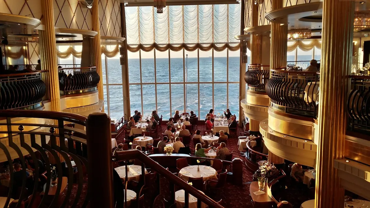Buffet et restaurant à bord d'un navire de croisière tout inclus