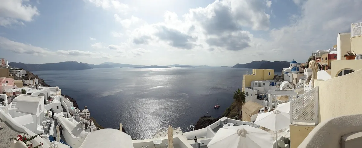 Vue de la caldeira de Santorin depuis un bateau montrant les falaises volcaniques