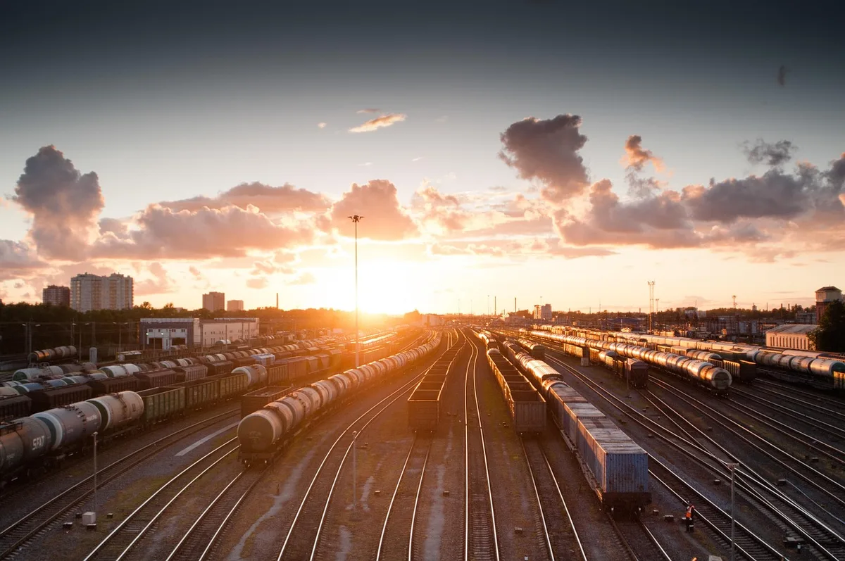 Voyageurs en gare avec valises attendant un train à grande vitesse