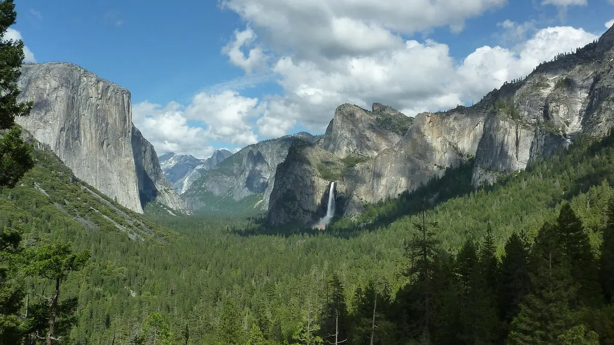 Entrée du sentier près de Camp 4 et Yosemite Valley Lodge en plein jour