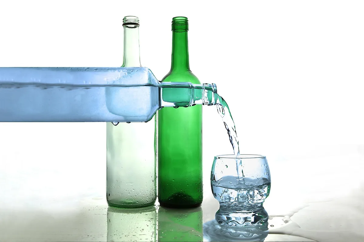 Sac à dos, bouteille d'eau et carte posés sur une table, préparation pour la boucle