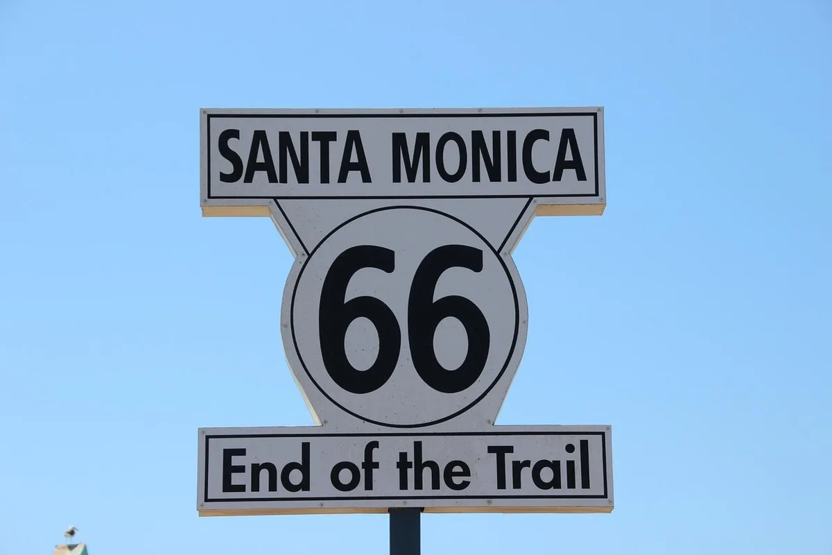 Panneau et chemin près d'une mission historique en Californie