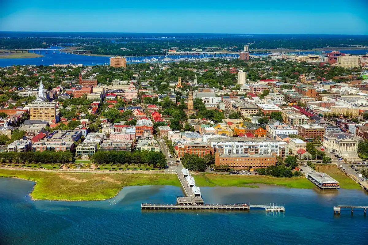 Vue aérienne de la côte sablonneuse et du Lowcountry de Caroline du Sud