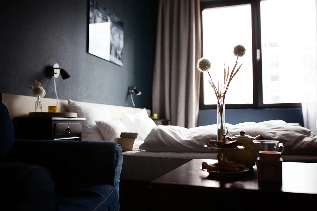 Intérieur de suite d'hôtel montrant un jacuzzi et une chambre adjacente