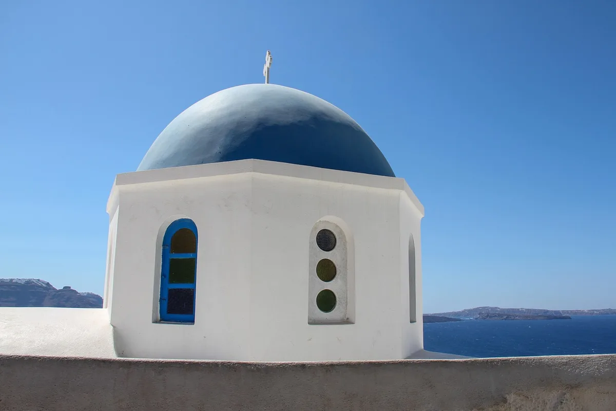 Maisons blanches d'Oia et vues emblématiques depuis une terrasse