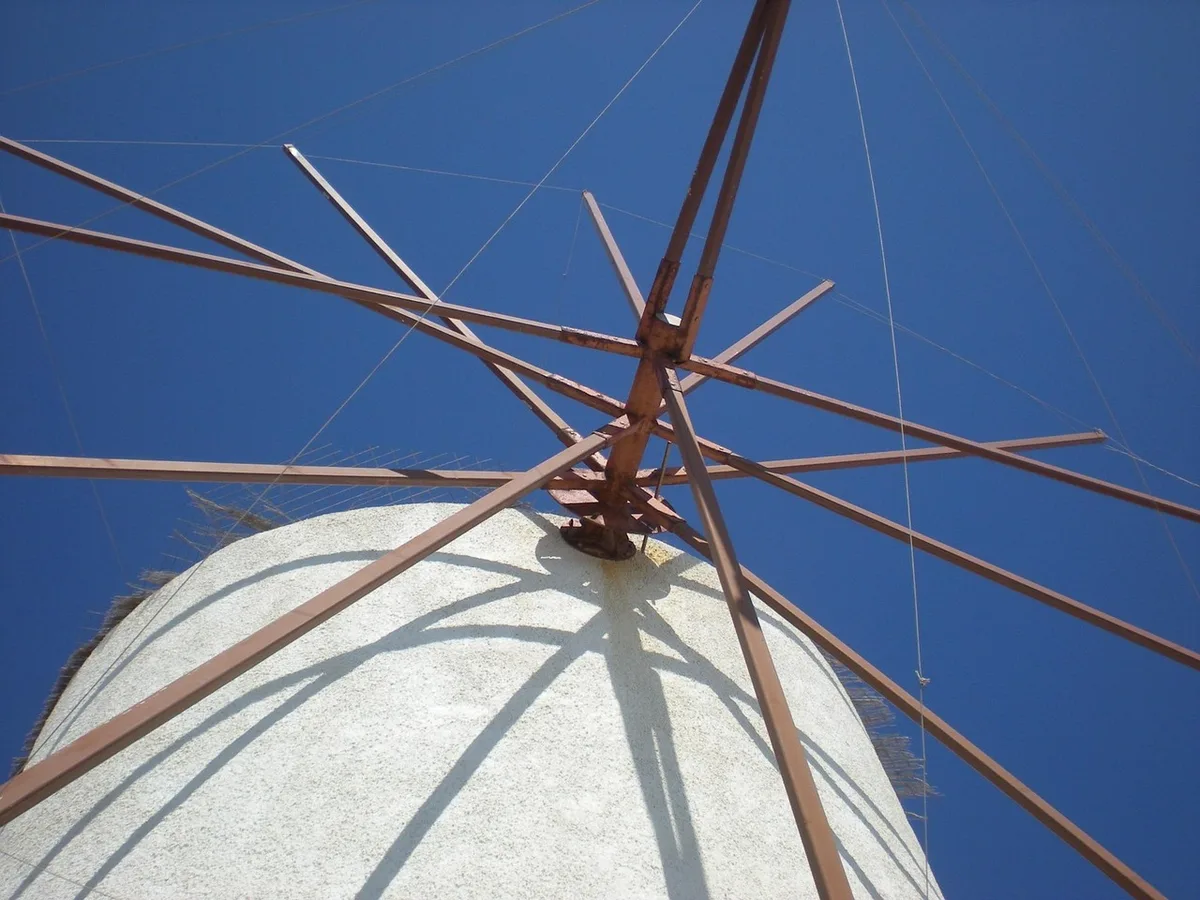 Randonneurs sur le sentier entre Fira et Oia le long de la caldeira