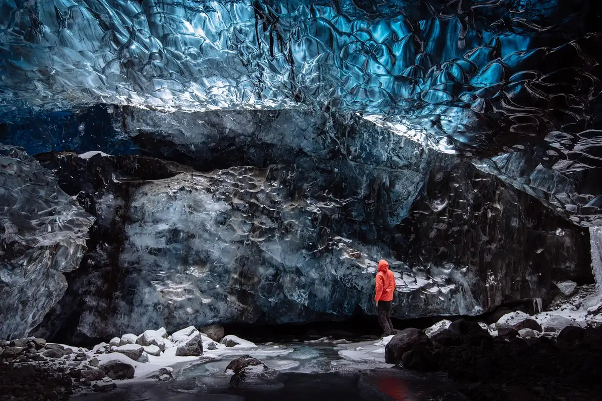 Groupe encadré entrant dans une grotte de glace sur un glacier