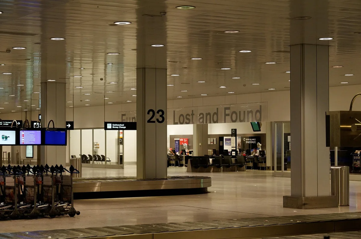 Valises et liste de voyage près d'un aéroport, symbolisant les préparatifs logistiques