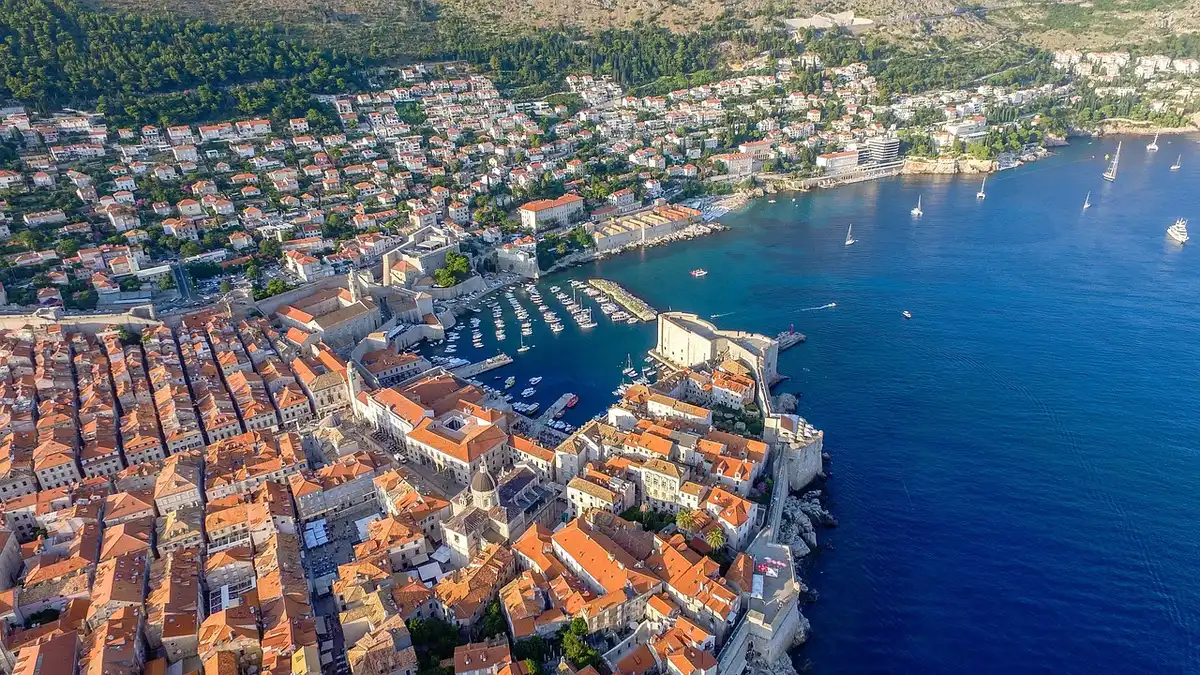 Remparts de Dubrovnik vus de l'extérieur avec la mer en arrière-plan