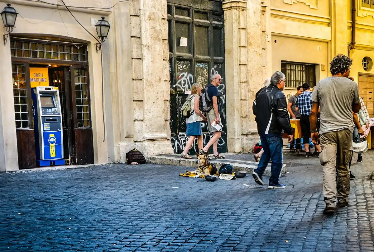 Ruelle pavée et chaussures de marche sur les pavés