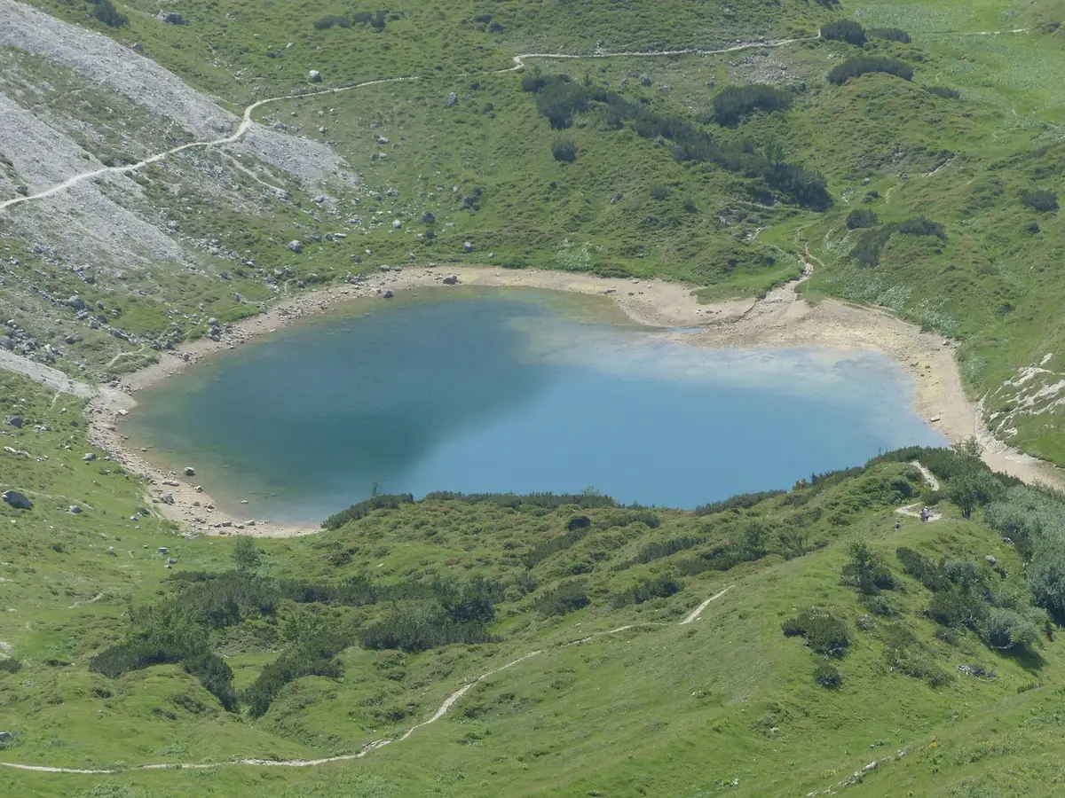 Randonneurs sur un sentier menant à un lac de montagne