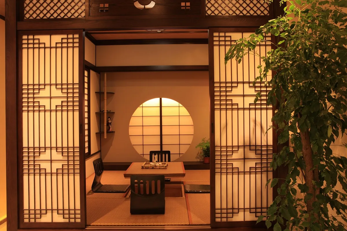 Intérieur clair d'une maison de thé japonaise avec ustensiles de cérémonie et tatami
