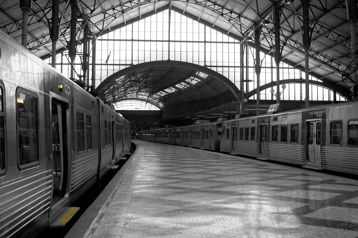 Quais d'Eurostar avec voyageurs et trains prêts au départ