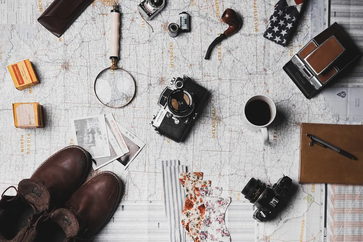 Voyageur préparant son itinéraire avec carte et carnet