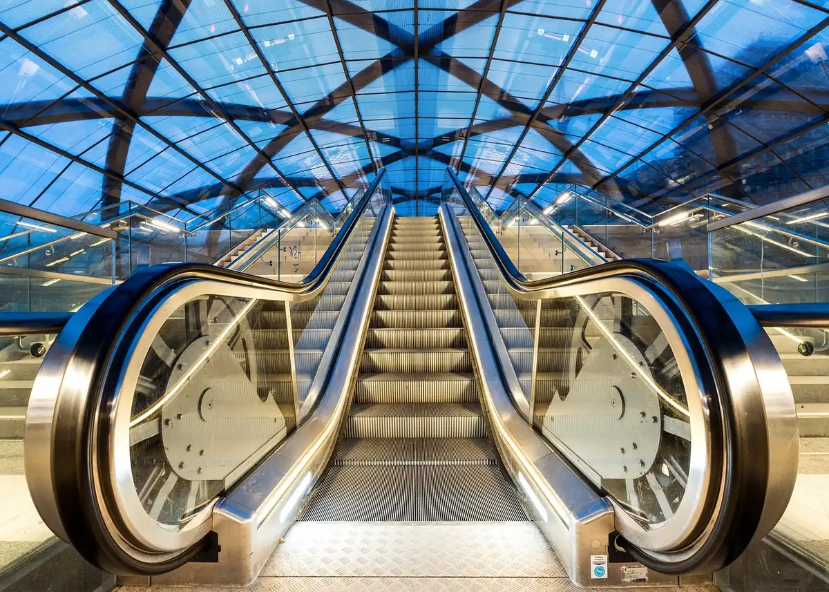 Entrée de métro près des Champs-Élysées avec voyageurs en journée