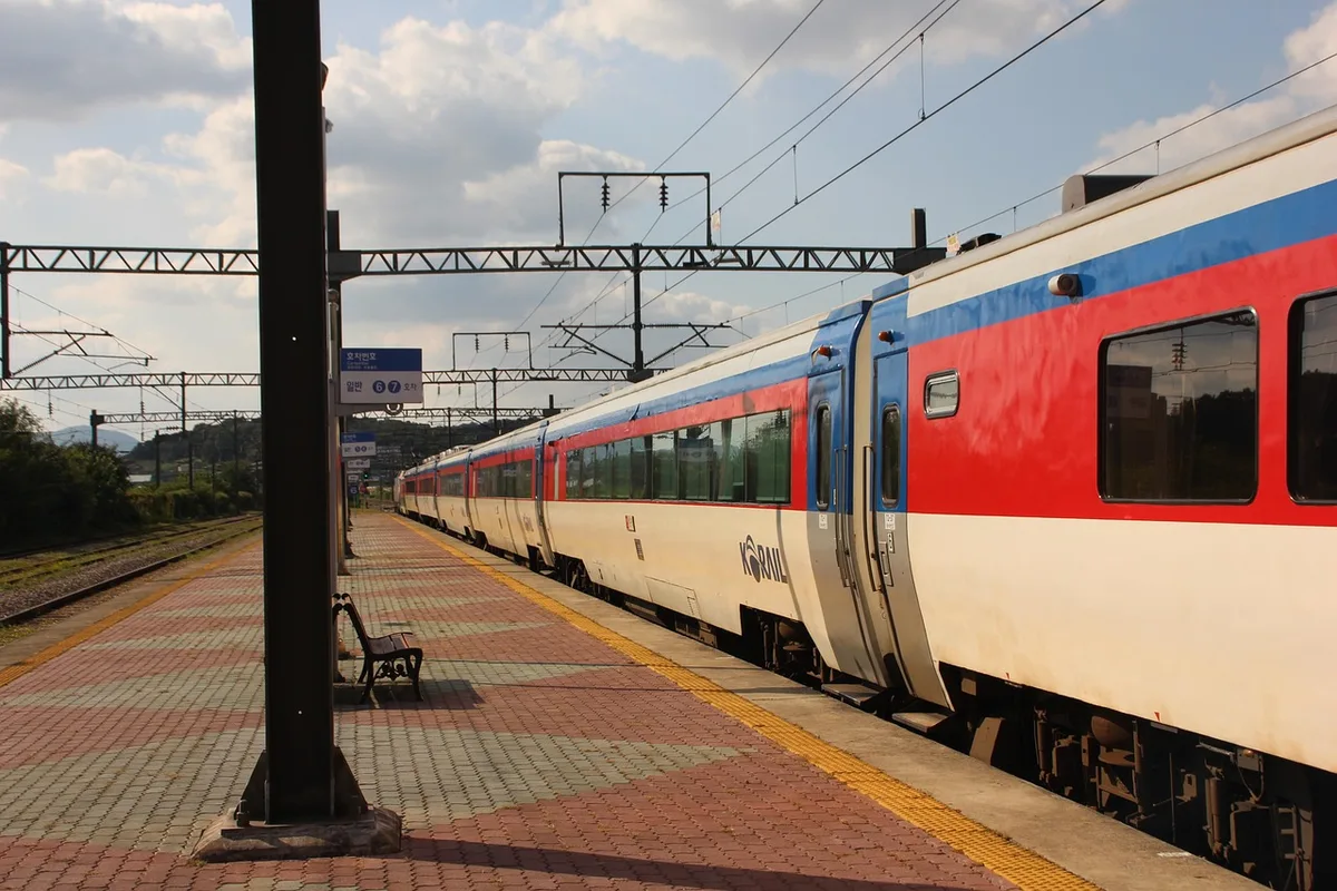 Train en gare de jour avec passagers et valises prêt au départ