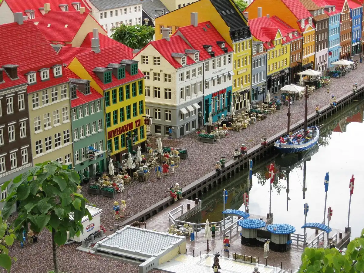Vélos contre les quais colorés de Nyhavn à Copenhague en journée