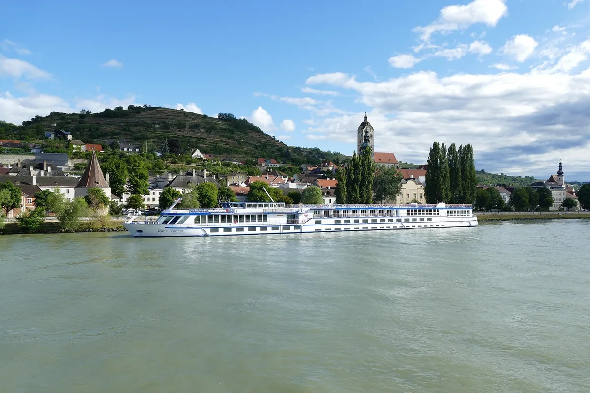 Salle à manger d'un navire de croisière avec buffets et tables en plein jour