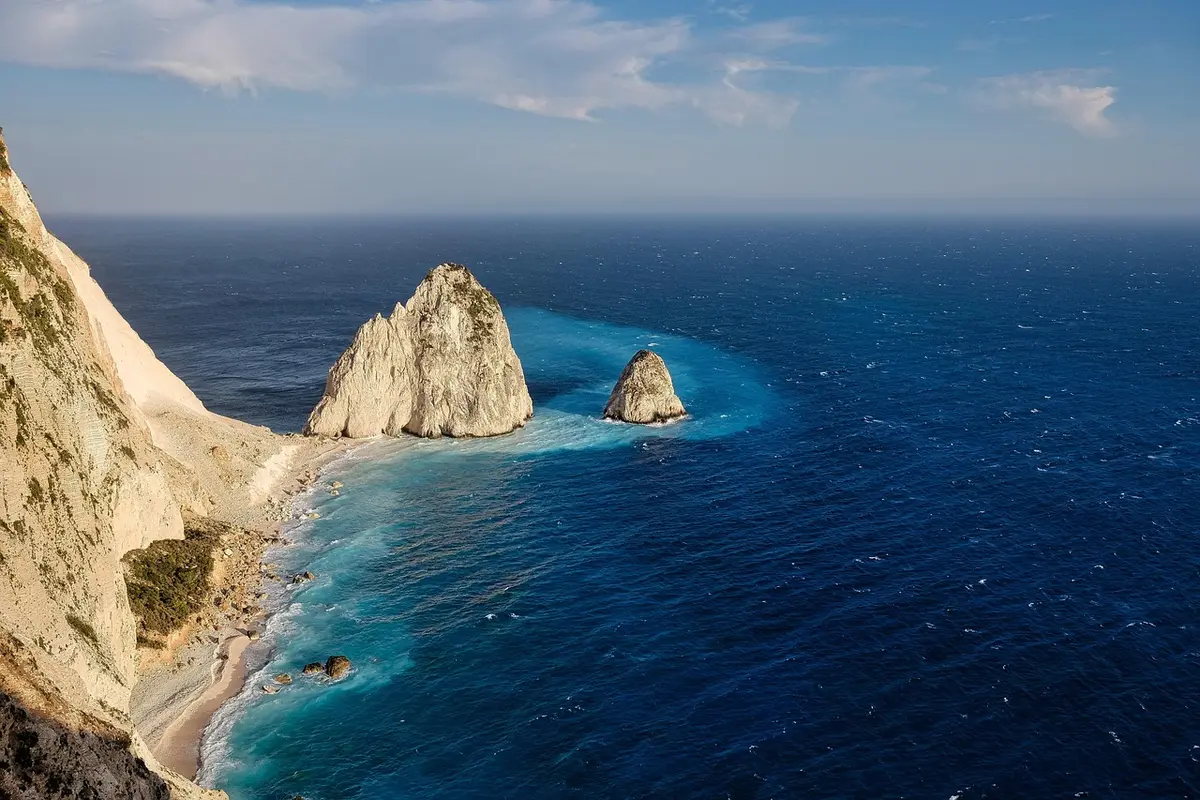 Navire de croisière approchant un port grec en plein jour