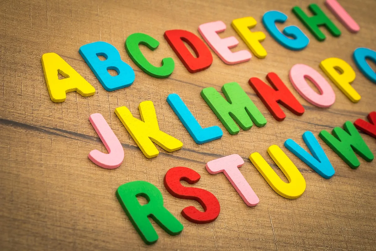 Personne utilisant une application d'apprentissage sur smartphone pour le swahili