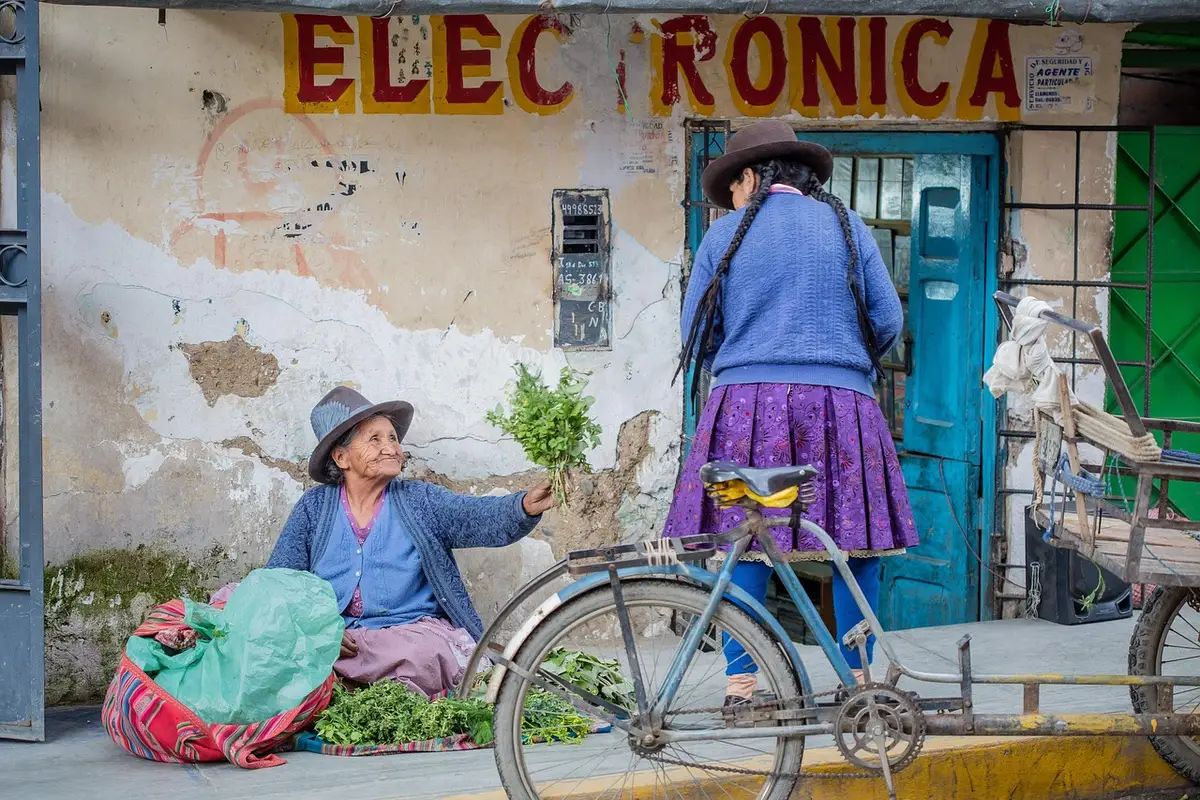 Voyageur échangeant quelques mots avec un vendeur sur un marché tanzanien