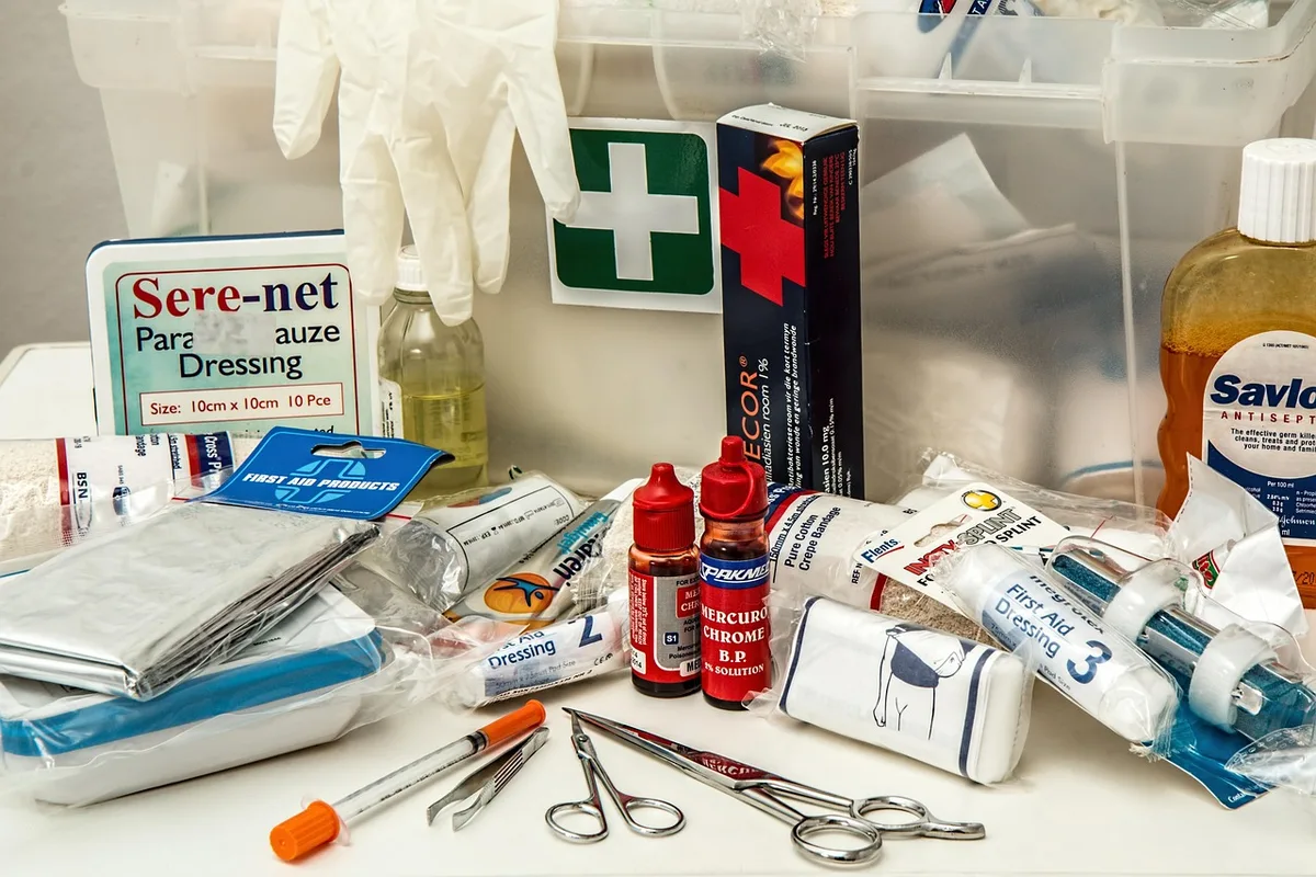 Trousse de secours et équipement d'assistance à côté d'un véhicule 4x4 en journée