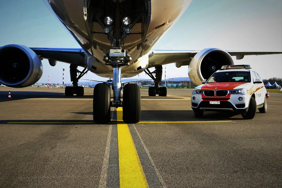 Comptoir de location de voiture à l'aéroport avec clés et documents