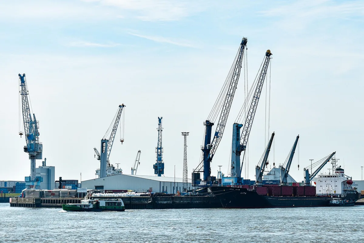 Opération d'avitaillement en GNL d'un navire au port en journée