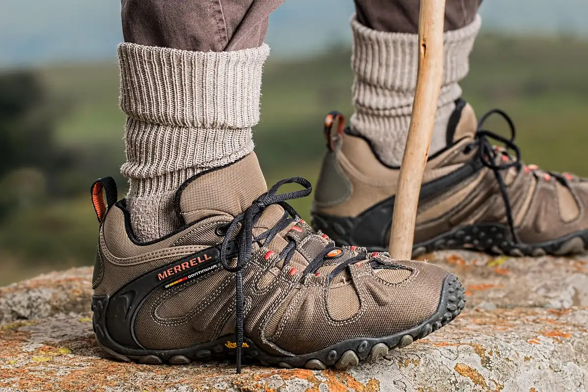 Chaussures de randonnée robustes et sac à dos avec bouteilles d'eau