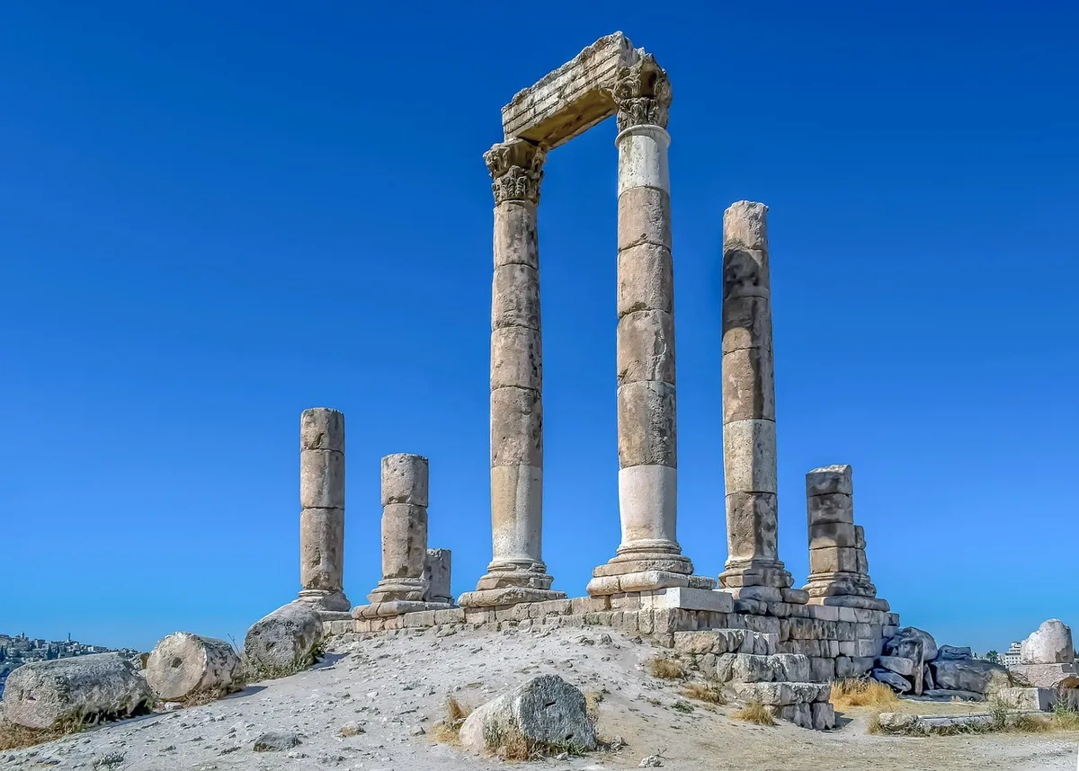 Temple antique en pierre perché sur une colline et campagne environnante