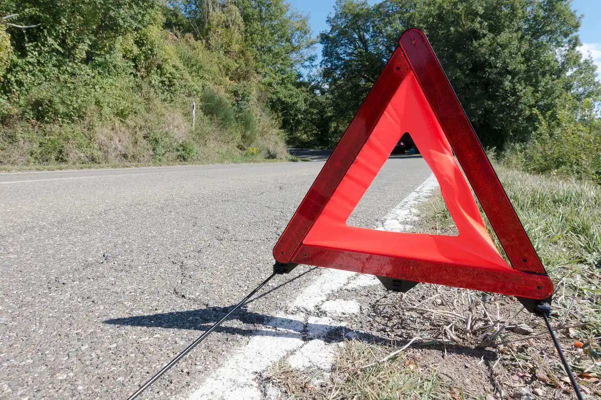 Voiture de location sur une route côtière du Monténégro baignée de soleil