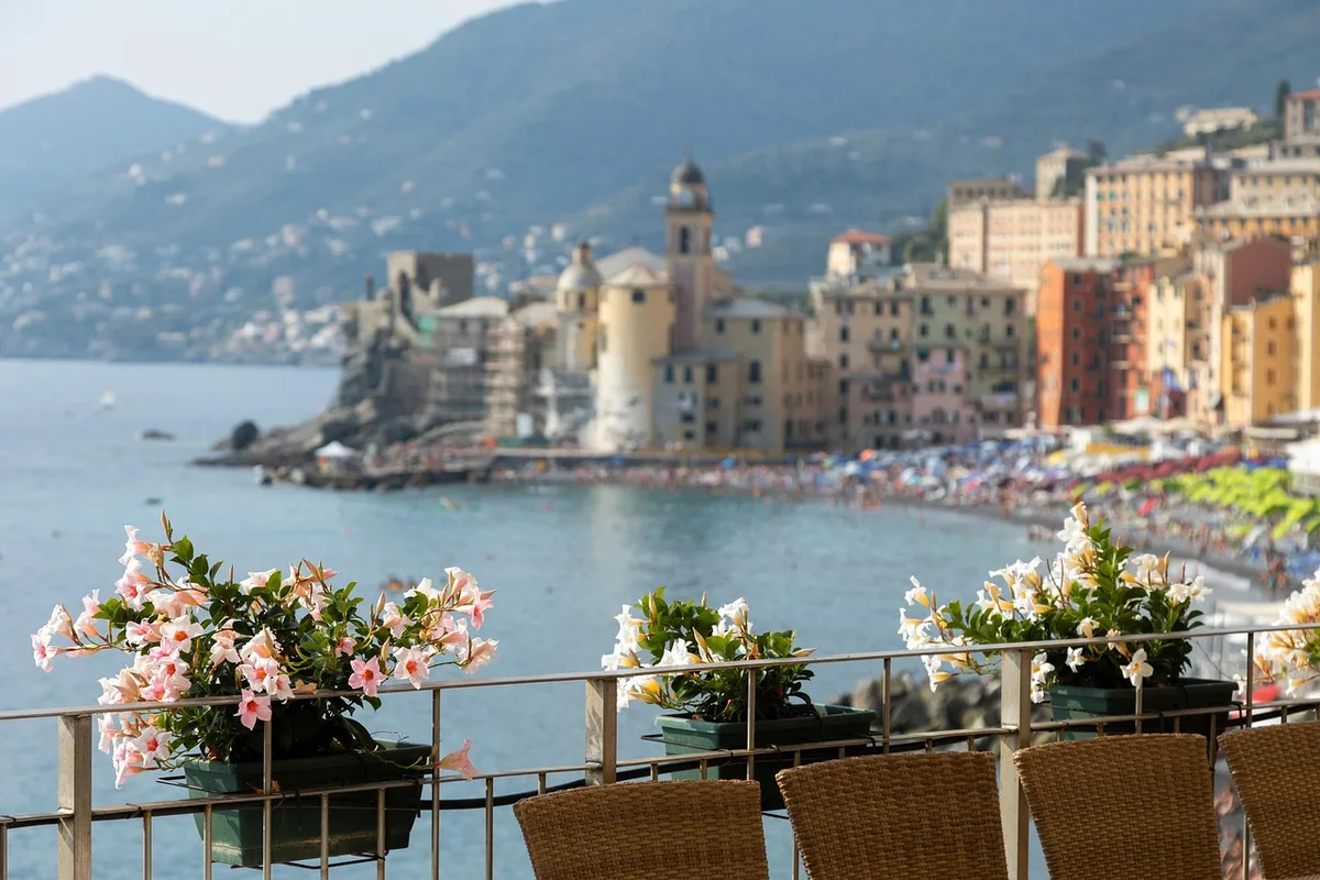 Balcon d'une chambre d'hôtel avec vue sur la mer et bâtiments historiques du Monténégro