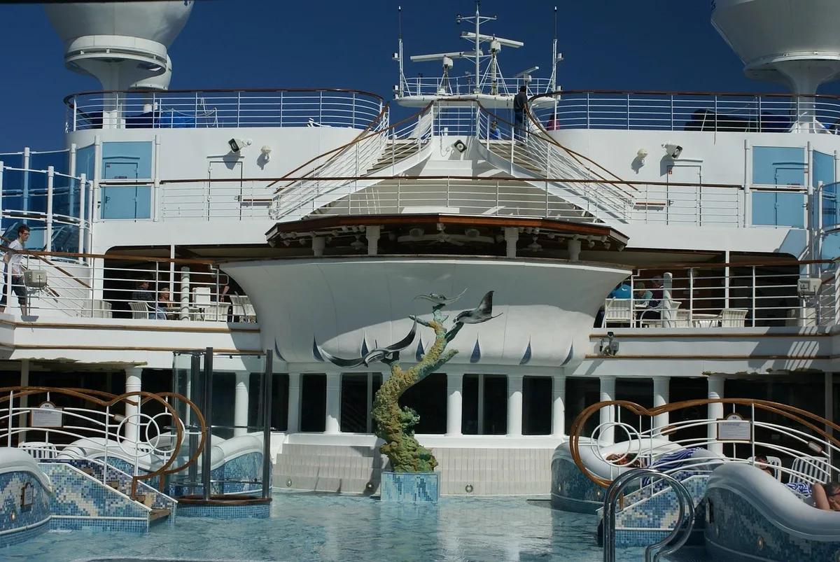 Piscine et espace bien‑être sur le pont d'un paquebot en journée