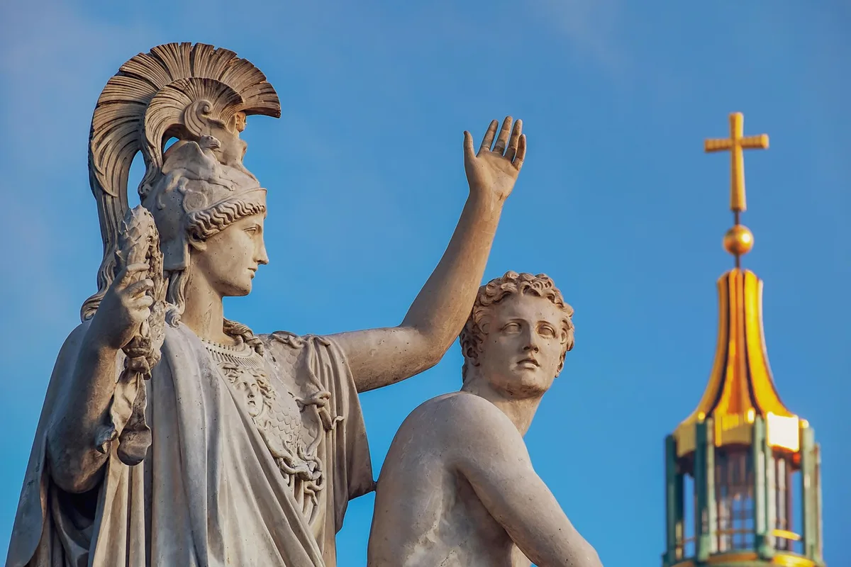 Structures de pierre sculptée et allées dans un jardin en plein jour